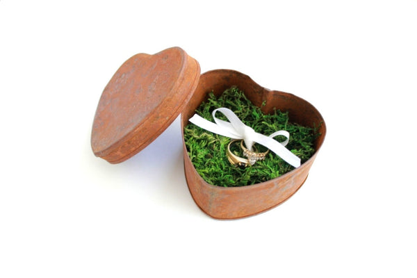 Rustic Ring Box . wedding ring box . ring bearer box . heart shaped box . fall wedding decor . ring pillow alternative . moss wedding decor