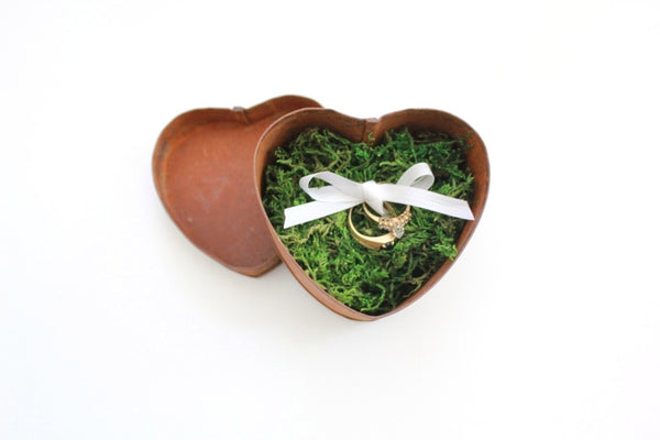 Rustic Ring Box . wedding ring box . ring bearer box . heart shaped box . fall wedding decor . ring pillow alternative . moss wedding decor