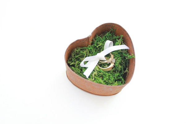 Rustic Ring Box . wedding ring box . ring bearer box . heart shaped box . fall wedding decor . ring pillow alternative . moss wedding decor