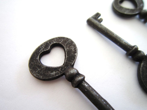 25 Heart Key Charms