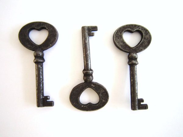 25 Heart Key Charms